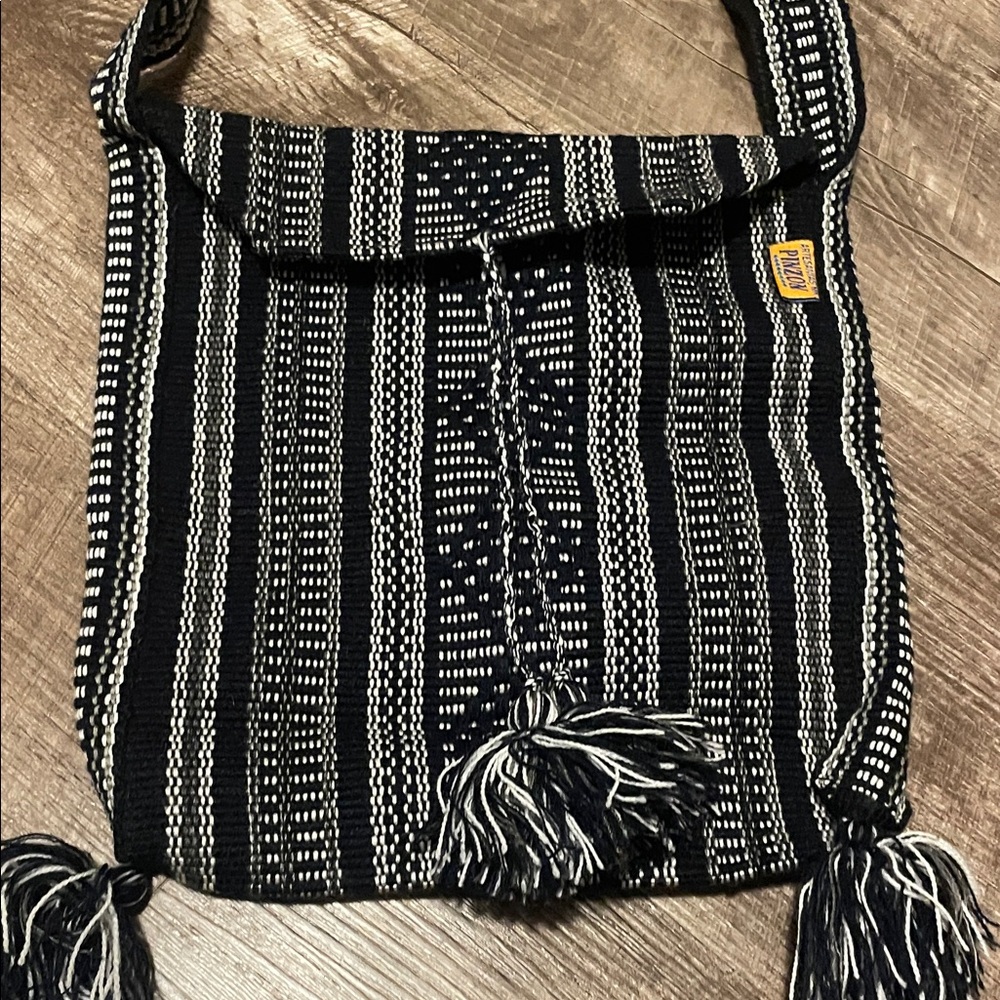 Elegant Black and White Crossbody Bag - Picture 2 of 6